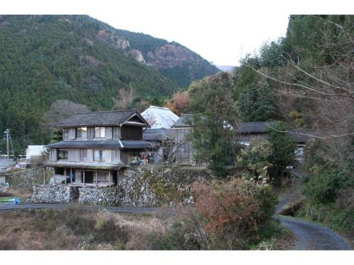 een oud huis aan de kant van een berg bij Saraya - Vacation STAY 41728v in Kamiyama