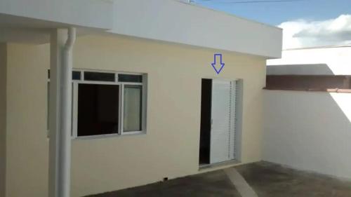 a small white building with a window on it at Suíte residencial com entrada independente em Itatiba in Itatiba