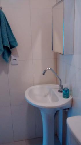 a bathroom with a white sink and a toilet at Suíte residencial com entrada independente em Itatiba in Itatiba