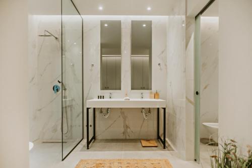 un baño con lavabo y ducha en Saphira Villa, en Katávolos