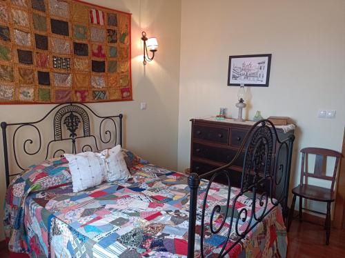 um quarto com uma cama e uma cómoda em Carapacho Rooms em Luz