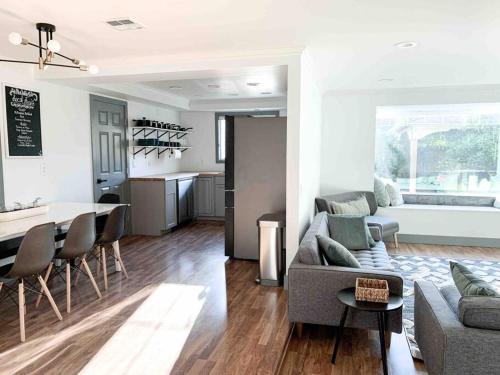 Nhà bếp/bếp nhỏ tại Riverwalk Retreat: Spacious, Hot tub, near Autzen