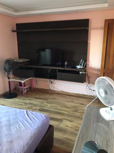 Televisyen dan/atau pusat hiburan di Apartamento com vista para o mar em Capão da Canoa!