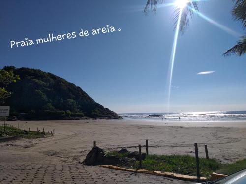 een strand met een palmboom en de woorden praia gemeenten do arrica bij Casa Cibratel 2 in Itanhaém