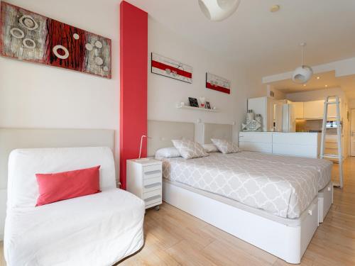 1 dormitorio con 2 camas y espejo en Attico Albareda, en Las Palmas de Gran Canaria