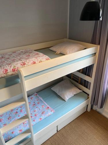 una litera en una habitación con dos literas en Suzette, en Le Touquet-Paris-Plage