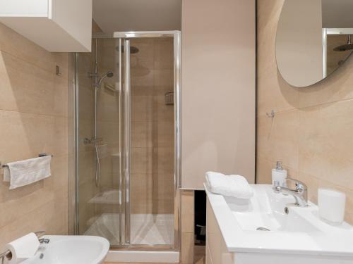 uma casa de banho com 2 lavatórios e um chuveiro em Attico Albareda em Las Palmas de Gran Canaria