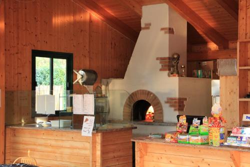 una cocina con un gran horno en un edificio en Dkamping Village - International Camping Ispra en Ispra