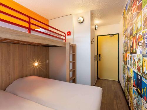 Postel nebo postele na pokoji v ubytování Hôtel F1 Reims Tinqueux