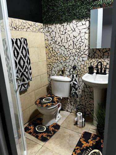 a bathroom with a toilet and a sink at Satisfaction in San Juan