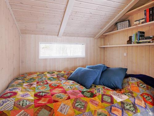 1 dormitorio con 1 cama en una habitación pequeña en Holiday home Tisvildeleje IV en Tisvildeleje