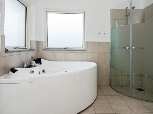 Koupelna v ubytování 8 person holiday home in Tarm