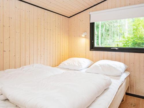 En eller flere senge i et værelse på Holiday home Skanderborg V