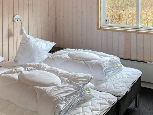 2 camas sin hacer en una habitación con ventana en Holiday home Ansager XXII en Ansager