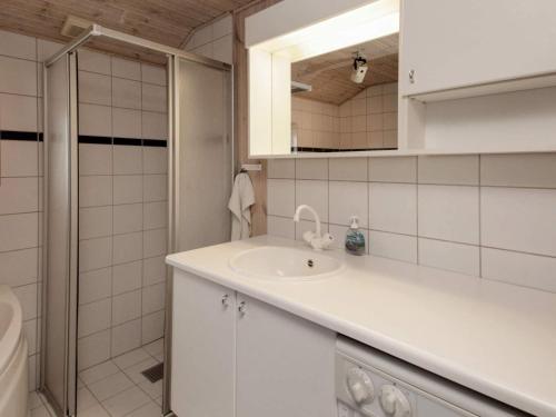 uma casa de banho branca com um lavatório e um espelho em Holiday home Vinderup em Vinderup