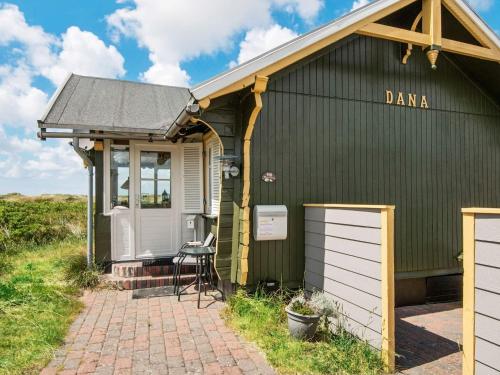 Lakolkにある4 person holiday home in R mの緑の建物