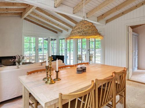 uma sala de jantar com uma mesa de madeira e cadeiras em 6 person holiday home in Gr sted em Græsted