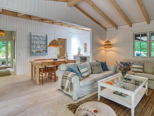 uma sala de estar com um sofá e uma mesa em 6 person holiday home in Gr sted em Græsted