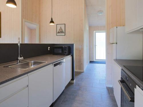 cocina con fregadero y microondas en 6 person holiday home in Eskebjerg, en Eskebjerg