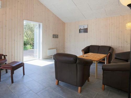 ein Esszimmer mit 2 Stühlen und einem Holztisch in der Unterkunft 6 person holiday home in Eskebjerg in Eskebjerg