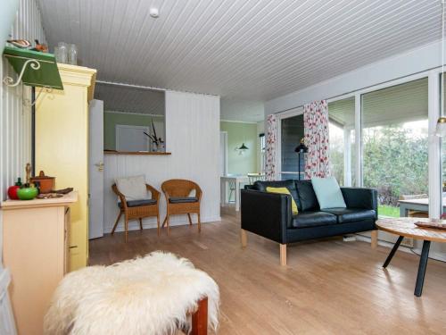ein Wohnzimmer mit einem Sofa und einem Tisch in der Unterkunft 6 person holiday home in Knebel in Knebel