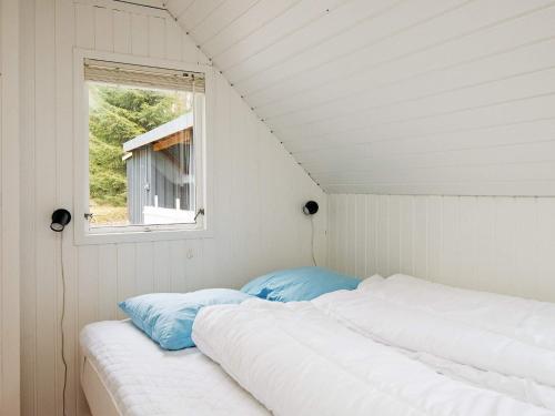 Un pat sau paturi într-o cameră la Holiday home Ebeltoft XXV