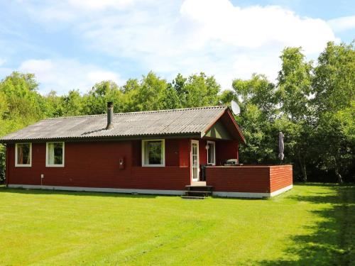 Helberskovにある6 person holiday home in Hadsundの小さな赤い家