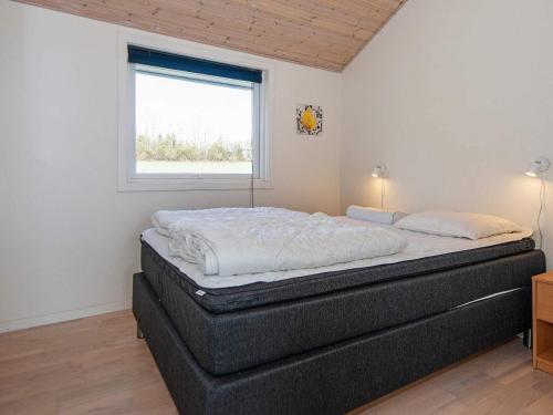 1 dormitorio con 1 cama en una habitación con ventana en Holiday home Nordborg XVIII, en Nordborg