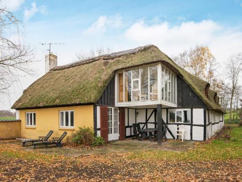 una casa antigua con techo de paja en 15 person holiday home in Hundslund, en Hundslund