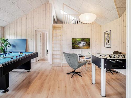 ein Billardzimmer mit einem Billardtisch und einem Schreibtisch in der Unterkunft 14 person holiday home in Vejby in Vejby