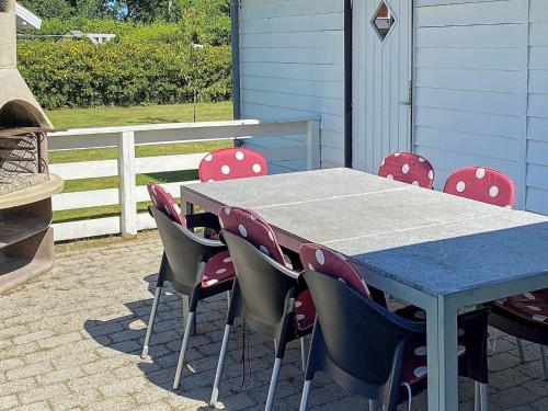 Hasmarkにある10 person holiday home in Otterupのパティオ(テーブル、椅子付)