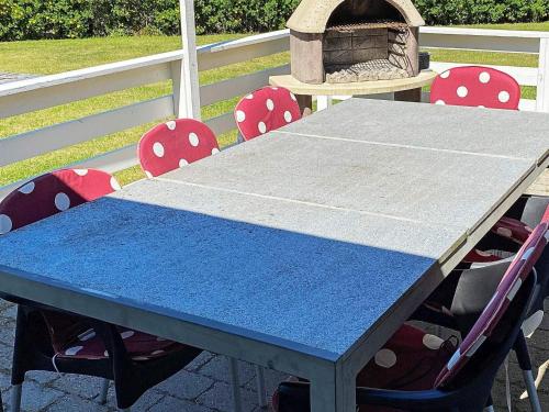 Hasmarkにある10 person holiday home in Otterupの青いテーブル(椅子付)、パティオ(グリル付)