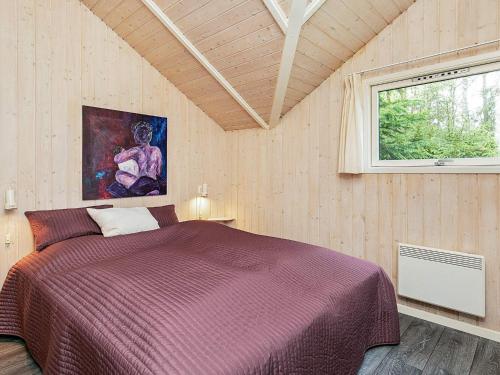 1 dormitorio con cama morada en una habitación con ventana en Three-Bedroom Holiday home in Hals 1, en Hals