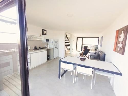 a kitchen and dining room with a table and chairs at HOMU DEP - Vista al mar in Puerto Deseado