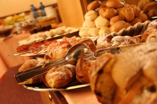- un buffet composé de différents types de pain et de viennoiseries dans l'établissement Albert Hotel, à Milan