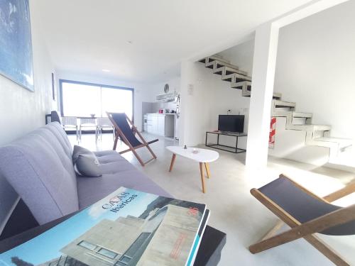 een woonkamer met een bank en een tafel bij HOMU DEP - Vista al mar in Puerto Deseado