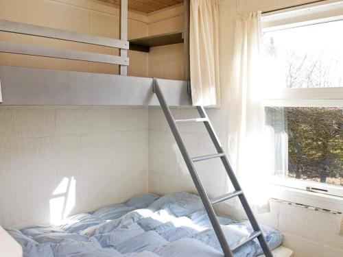 Poschodová posteľ alebo postele v izbe v ubytovaní 6 person holiday home in Hejls