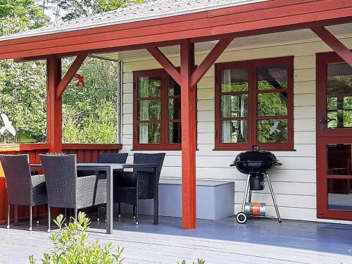 un patio con mesa, sillas y parrilla en 4 person holiday home in Toftlund, en Toftlund