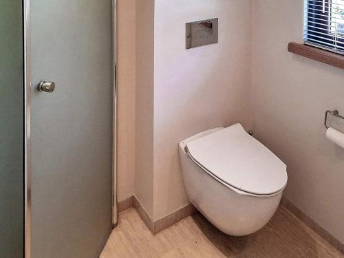 een badkamer met een wit toilet in een kamer bij Holiday home Hadsund CVIII in Hadsund