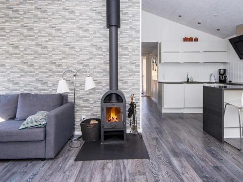 - un salon avec un canapé et une cheminée dans l'établissement 8 person holiday home in Ringk bing, à Ringkøbing