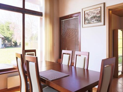 - une salle à manger avec une table et des chaises en bois dans l'établissement 6 person holiday home in Kirke Hyllinge, à Kirke-Hyllinge
