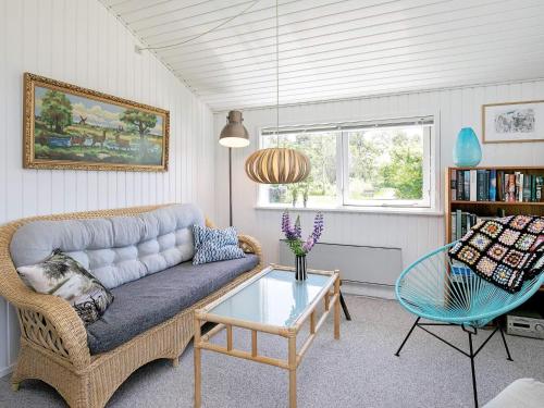 ein Wohnzimmer mit einem Sofa und einem Tisch in der Unterkunft 5 person holiday home in Hj rring in Vester Vidstrup
