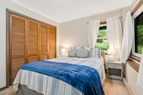 a bedroom with a bed and a window at Rocky Red in Bromley Village