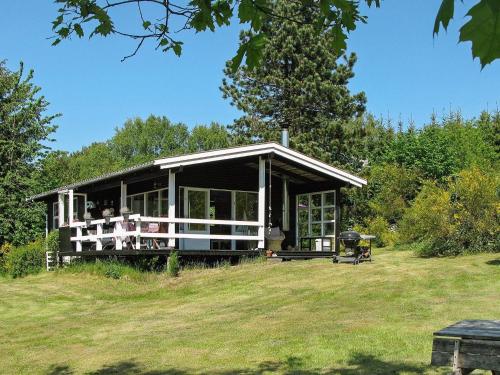 Højslevにある4 person holiday home in H jslevの木々の前の草原の大家