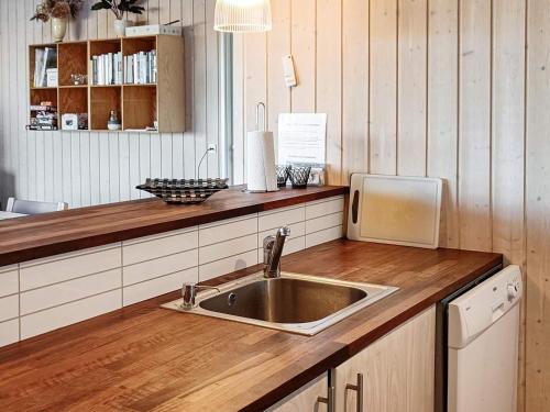 Η κουζίνα ή μικρή κουζίνα στο 6 person holiday home in Bjert