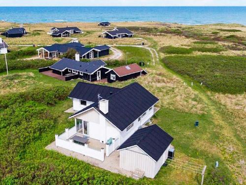 uma vista aérea de uma casa na praia em 8 person holiday home in Hj rring em Hjørring