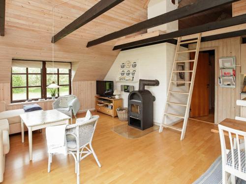 TV a/nebo společenská místnost v ubytování 6 person holiday home in Ulfborg