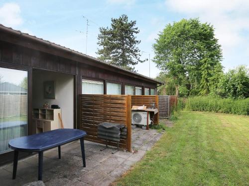 un pequeño patio con mesa y fogones en 2 person holiday home in Nyk bing Sj en Klint