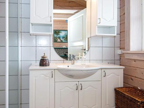 uma casa de banho com um lavatório e um espelho em Holiday home Egå II em Egå