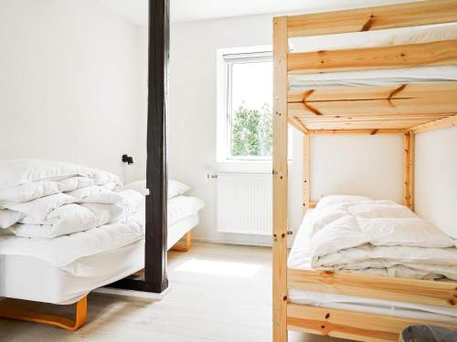 1 dormitorio con 2 literas y ventana en Holiday home Hurup Thy XIII, en Sønder Ydby